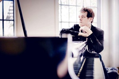 Lot 13 - BENJAMIN GROSVENOR – 2 TICKETS TO THE PROMS + BACKSTAGE MEET AND GREET