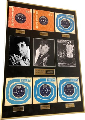 Lot 21 - TOM JONES – 6 x 7” DECCA TOP 5 SINGLES, FRAMED AND SIGNED BY TOM JONES