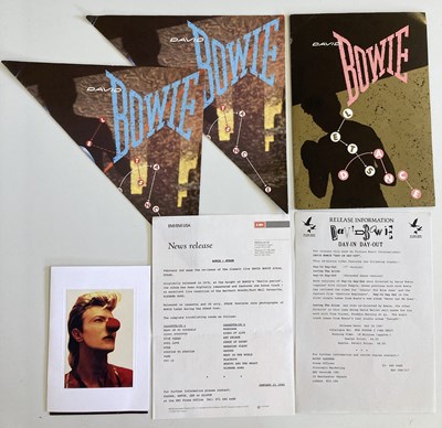 Lot 418 - DAVID BOWIE PRESS / PROMO ITEMS INC GERMAN LET'S DANCE BOOKLETS.