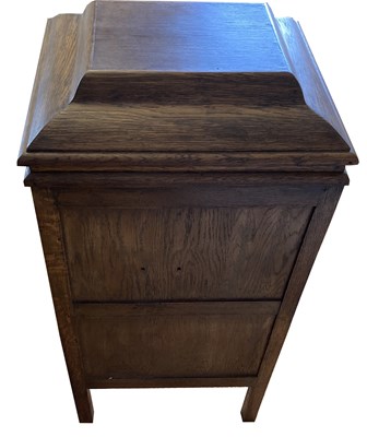 Lot 1650006 - VINTAGE GRAMOPHONE IN CHEST.