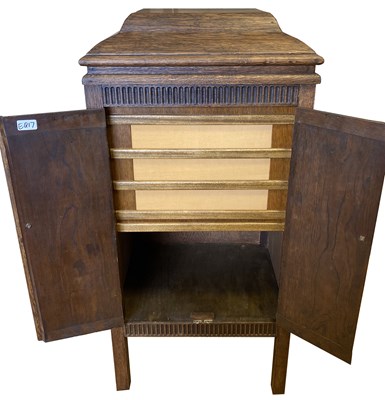 Lot 1650006 - VINTAGE GRAMOPHONE IN CHEST.