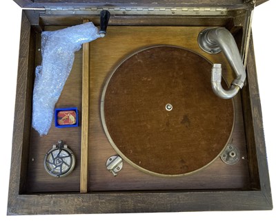 Lot 1650006 - VINTAGE GRAMOPHONE IN CHEST.