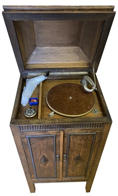 Lot 1650006 - VINTAGE GRAMOPHONE IN CHEST.