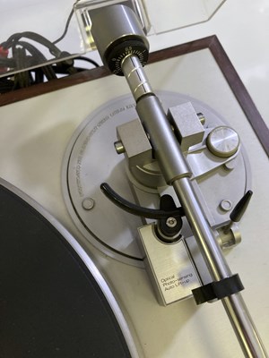 Lot 11 - LUXMAN PD-284 TURNTABLE