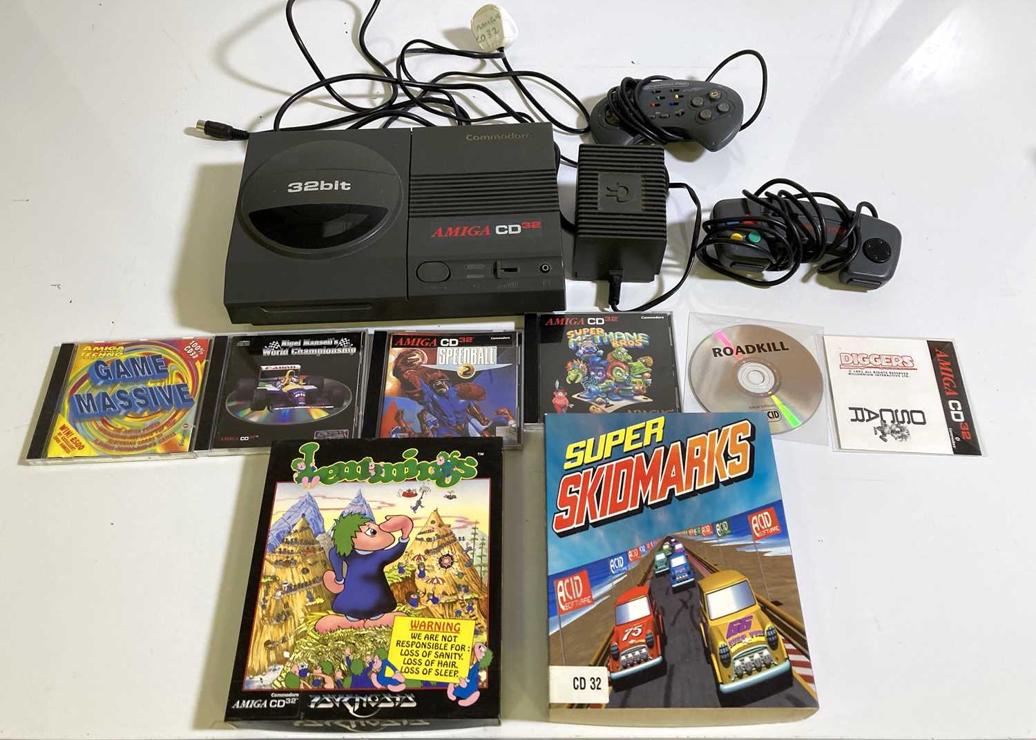 Lot 73 - VINTAGE GAMING - COMMODORE AMIGA CD32 CONSOLE & 7 GAMES