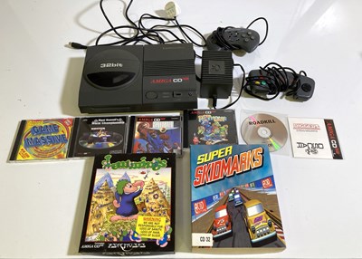Lot 73 - VINTAGE GAMING - COMMODORE AMIGA CD32 CONSOLE & 7 GAMES