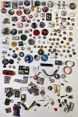Lot 172 - THE BEATLES BADGES.