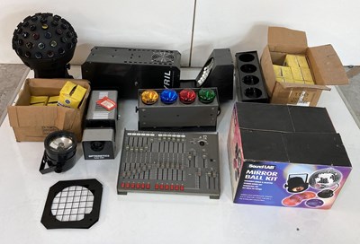 Lot 40 - LIGHTING EQUIPMENT.