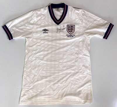 Lot 18 - AN ENGLAND 1986 SHIRT SIGNED BY GARY LINEKER.