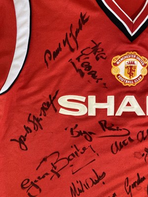 Lot 21 - MANCHESTER UNITED - A 1985 SIGNED FOOTBALL SHIRT.