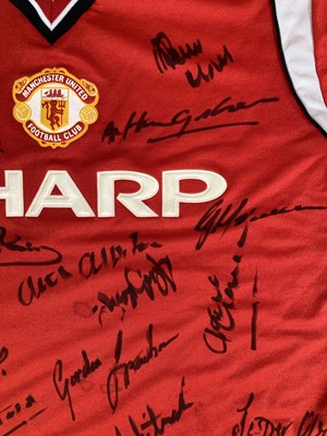 Lot 21 - MANCHESTER UNITED - A 1985 SIGNED FOOTBALL SHIRT.