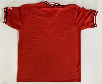Lot 21 - MANCHESTER UNITED - A 1985 SIGNED FOOTBALL SHIRT.