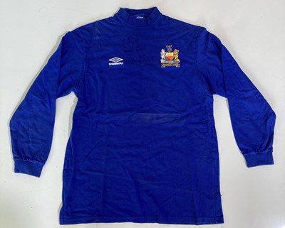 Lot 23 - MANCHESTER UNITED - 1968 REPLICA SHIRT SIGNED BY BOBBY CHARLTON.