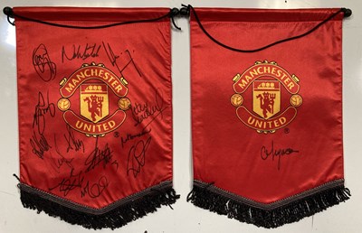 Lot 30 - MANCHESTER UNITED - ALEX FERGUSON/TEAM SIGNED PENNANT.