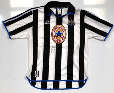 Lot 36 - NEWCASTLE UNITED - A SHIRT SIGNED  BY ALAN SHEARER.