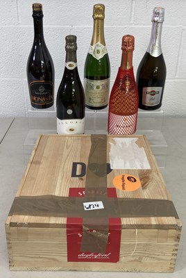 Lot 104 - CHAMPAGNE AND SPARKLING WINE.