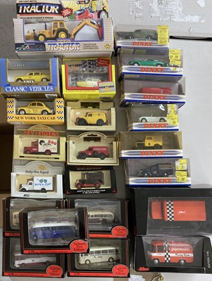 Lot 51 - DIE CAST MODELS - DINKY / GILBOW.