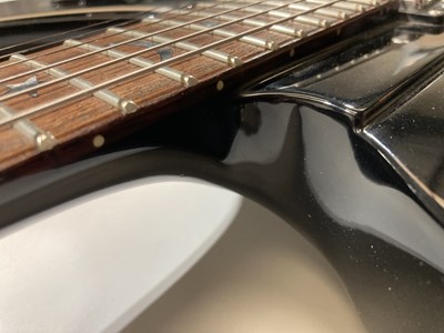 Lot 34 - SCHECTER ROBERT SMITH SIGNATURE ULTRACURE IN BLACK PEARL.