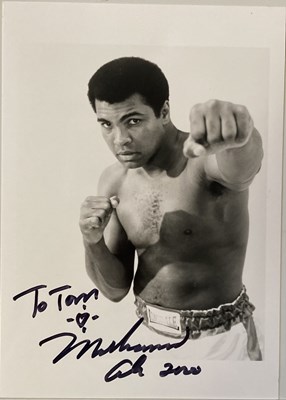 Lot 155 - SPORTS AUTOGRAPHS - MUHAMMAD ALI SIGNED PHOTOGRAPH