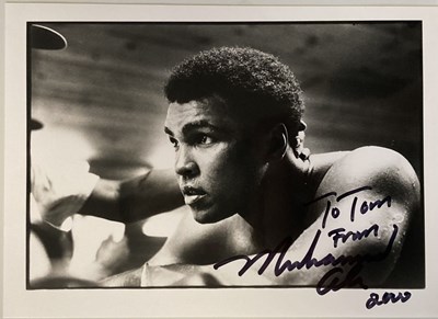Lot 156 - SPORTS AUTOGRAPHS - MUHAMMAD ALI SIGNED PHOTOGRAPH