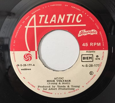 Lot 1 - AC/DC - HIGH VOLTAGE/ IT'S A LONG WAY TO THE TOP 7" (PORTUGAL - N-S-28-177)