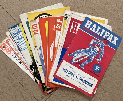Lot 11 - SPORTS BOOKS, ANNUALS & MAGAZINES.