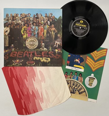 Lot 61 - THE BEATLES - SGT. PEPPER'S LONELY HEARTS CLUB BAND LP (ORIGINAL UK 'WIDE SPINE' MONO COPY - PMC 7027).