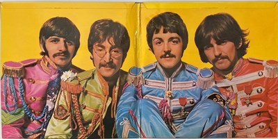 Lot 61 - THE BEATLES - SGT. PEPPER'S LONELY HEARTS CLUB BAND LP (ORIGINAL UK 'WIDE SPINE' MONO COPY - PMC 7027).