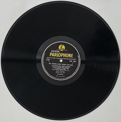 Lot 61 - THE BEATLES - SGT. PEPPER'S LONELY HEARTS CLUB BAND LP (ORIGINAL UK 'WIDE SPINE' MONO COPY - PMC 7027).