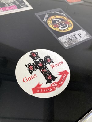 Lot 527 - GUNS N ROSES - A GUITAR SIGNED BY THE BAND.