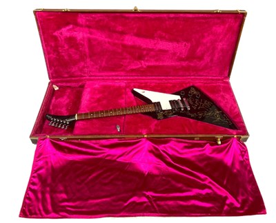 Lot 527 - GUNS N ROSES - A GUITAR SIGNED BY THE BAND.