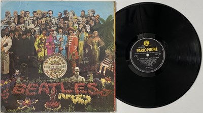 Lot 237 - THE BEATLES - SGT. PEPPER'S LONELY HEARTS CLUB BAND LP (ORIGINAL UK 'WIDE SPINE' MONO COPY - PMC 7027).