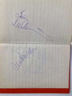 Lot 46 - MANCHESTER UNITED - SIGNED MEMORABILIA.