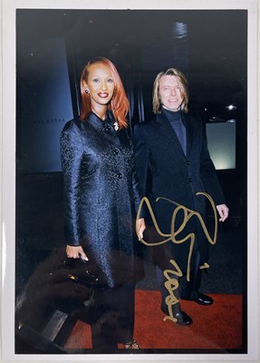 Lot 432 - DAVID BOWIE - SIGNED PRESS PHOTO.