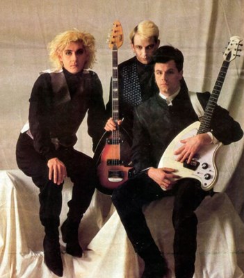 Lot 451 - SIOUXSIE AND THE BANSHEES - OVATION GUITAR PLAYED BY ROBERT SMITH.