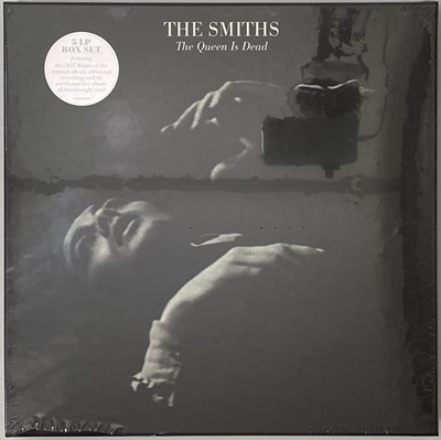 Lot 221 - THE SMITHS - THE QUEEN IS DEAD (0190295785628 - BOX SET)