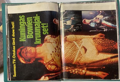 Lot 422 - DAVID BOWIE SCRAPBOOKS INC FAN TAKEN / UNSEEN PHOTOS.