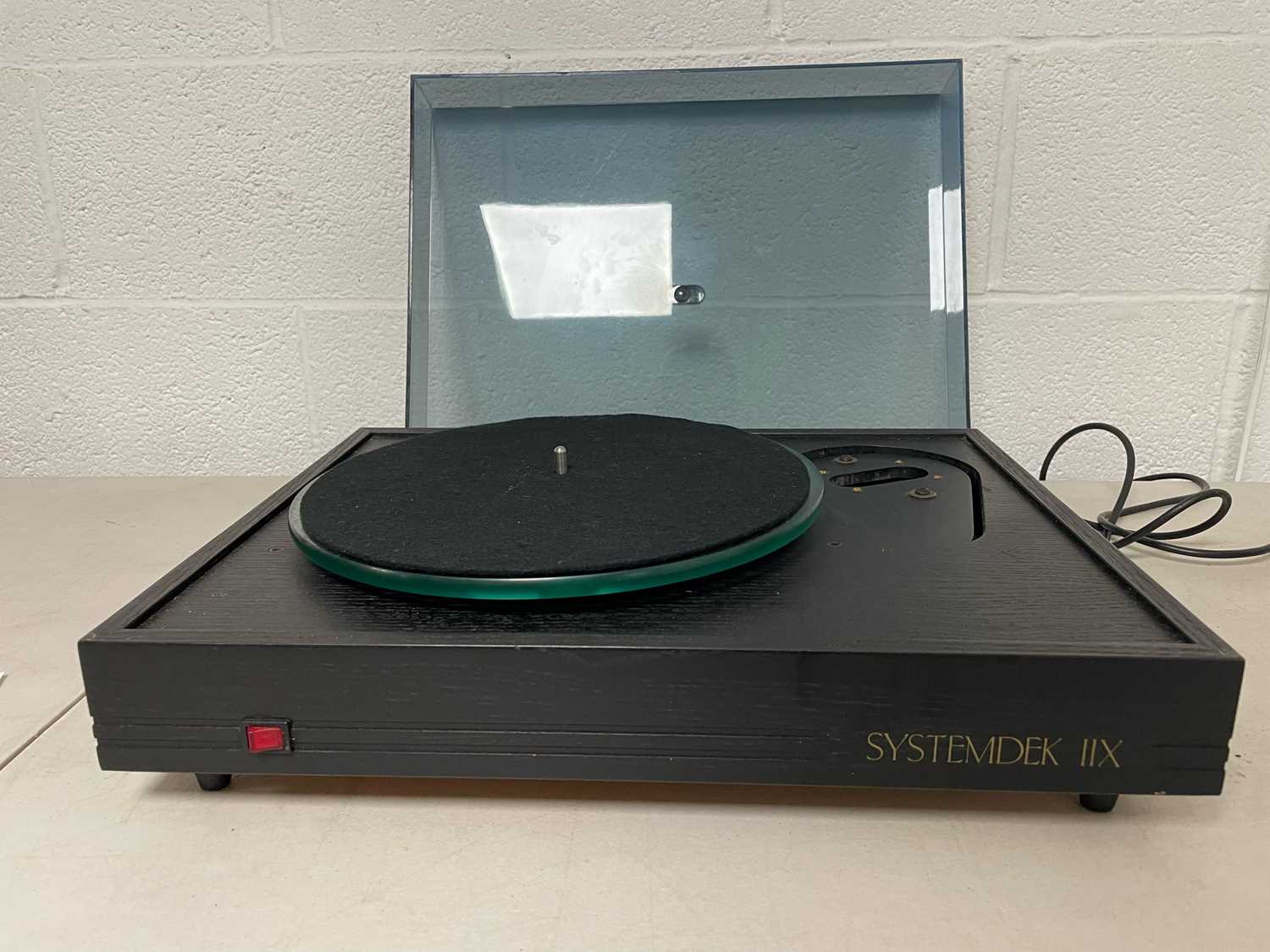 Lot 25 - SYSTEMDEK IIX RECORD PLAYER.