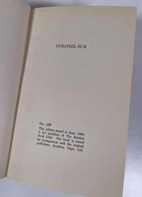 Lot 20 - ROBERT MARKHAM (KINGSLEY AMIS) - JAMES BOND - COLONEL SUN (1968) AUSTRALIAN BOOK CLUB EDITION.