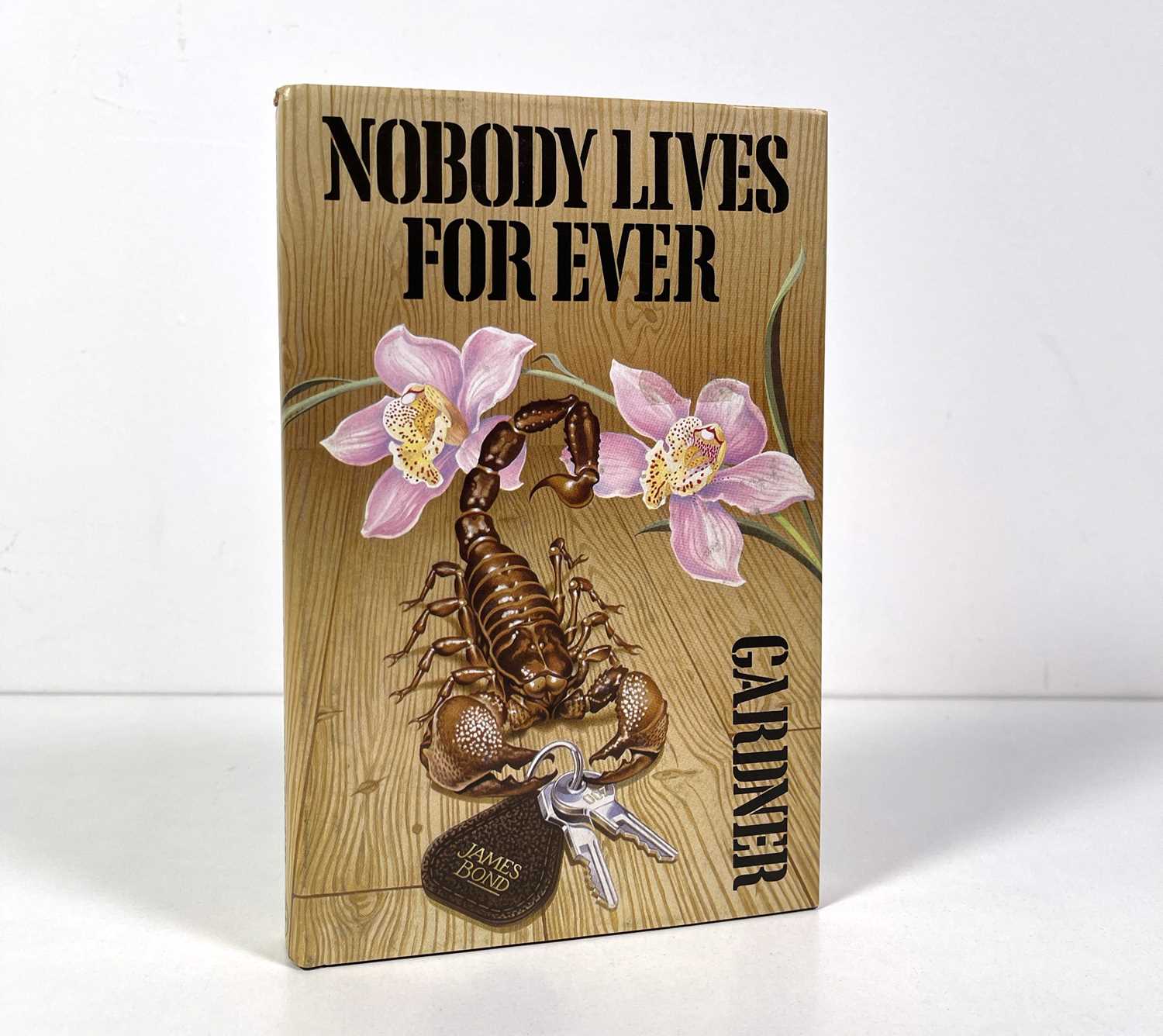 Lot 26 - JOHN GARDNER - JAMES BOND - NOBODY LIVES FOREVER - 1986- UK FIRST EDITION.