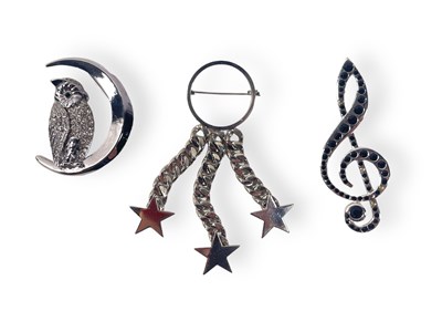 Lot 122 - THE BEATLES - COSTUME JEWELLERY OWNED BY RINGO STARR AND BARBARA BACH AND WITH TWICE SIGNED RINGO POSTCARD.