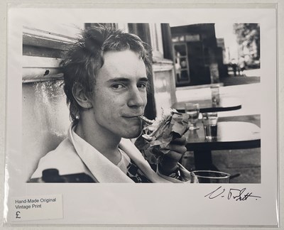 Lot 49 - THE SEX PISTOLS - JOHNNY ROTTEN, 1977 - PHOTOGRAPHER SIGNED PHOTO PRINT.