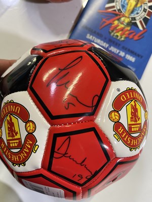 Lot 358 - FOOTBALL MEMORABILIA - MANCHESTER UNITED SIGNED FOOTBALL AND MORE.