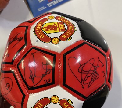 Lot 358 - FOOTBALL MEMORABILIA - MANCHESTER UNITED SIGNED FOOTBALL AND MORE.