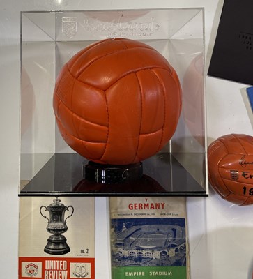 Lot 358 - FOOTBALL MEMORABILIA - MANCHESTER UNITED SIGNED FOOTBALL AND MORE.