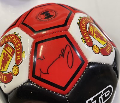Lot 358 - FOOTBALL MEMORABILIA - MANCHESTER UNITED SIGNED FOOTBALL AND MORE.