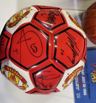 Lot 358 - FOOTBALL MEMORABILIA - MANCHESTER UNITED SIGNED FOOTBALL AND MORE.