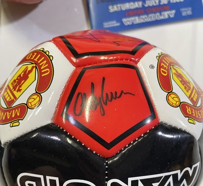 Lot 358 - FOOTBALL MEMORABILIA - MANCHESTER UNITED SIGNED FOOTBALL AND MORE.