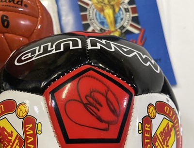 Lot 358 - FOOTBALL MEMORABILIA - MANCHESTER UNITED SIGNED FOOTBALL AND MORE.