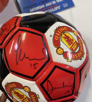 Lot 358 - FOOTBALL MEMORABILIA - MANCHESTER UNITED SIGNED FOOTBALL AND MORE.